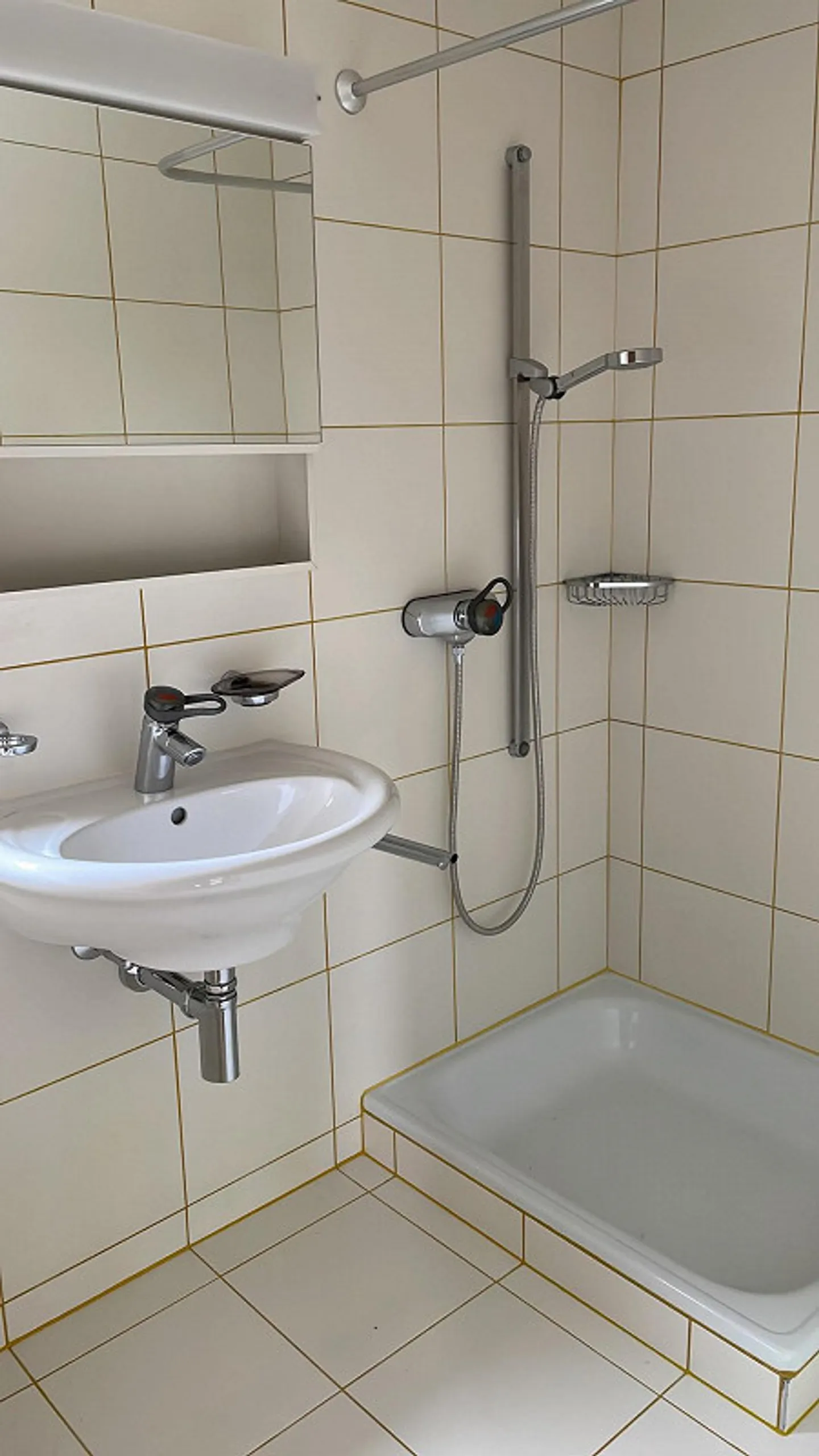 Bright maisonette apartment with charm, parking space and plenty of storage - Photo 5 of 9