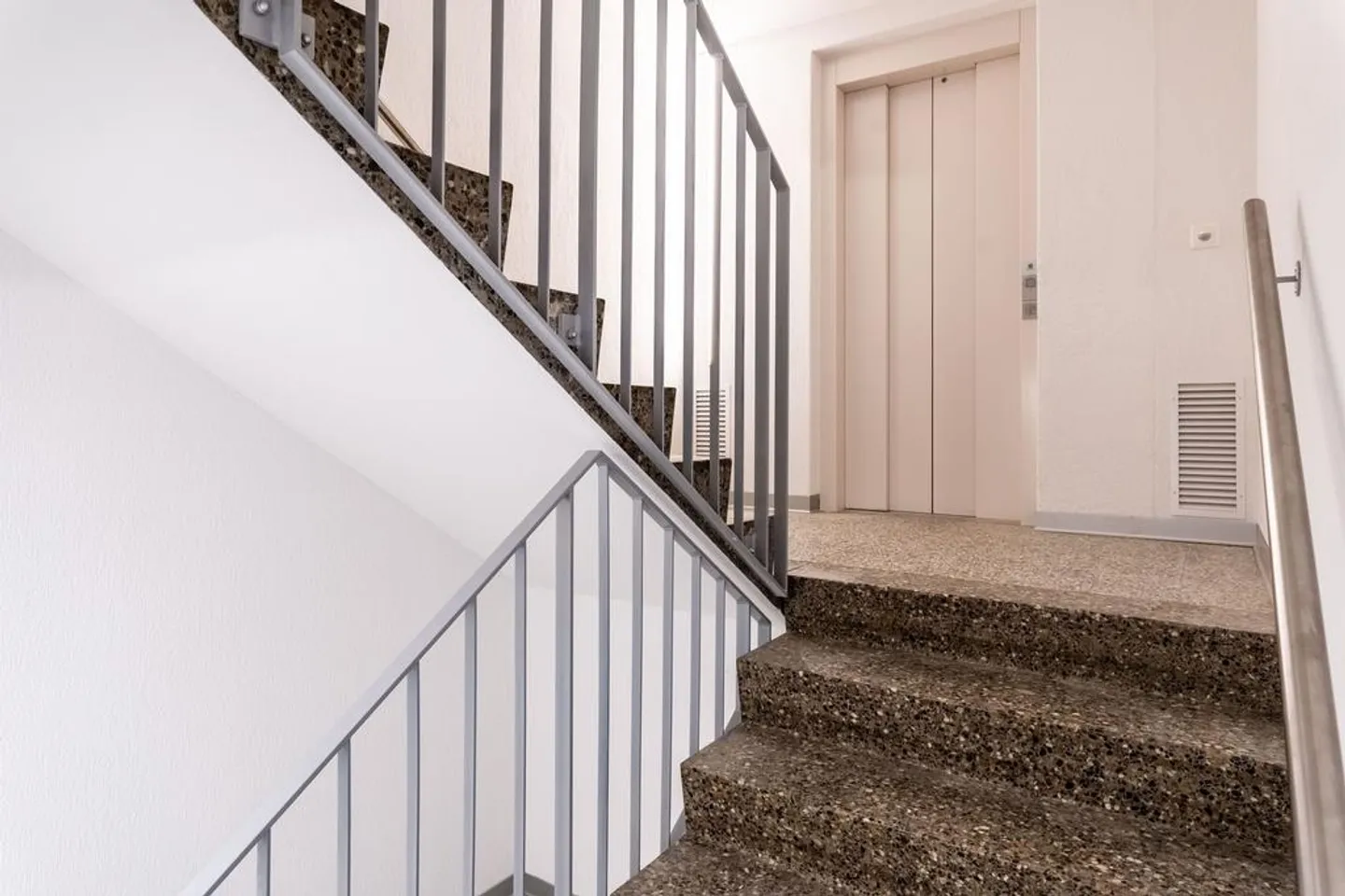 Appartamento ristrutturato di 1,5 stanze al 2° piano con balcone - Foto 5 di 6