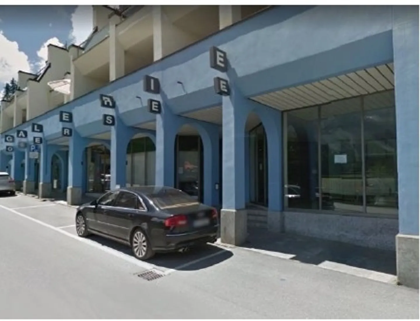 Spazio commerciale nel centro di Obersee con oltre 8m di vetrina ad Arosa - Foto 1 di 8