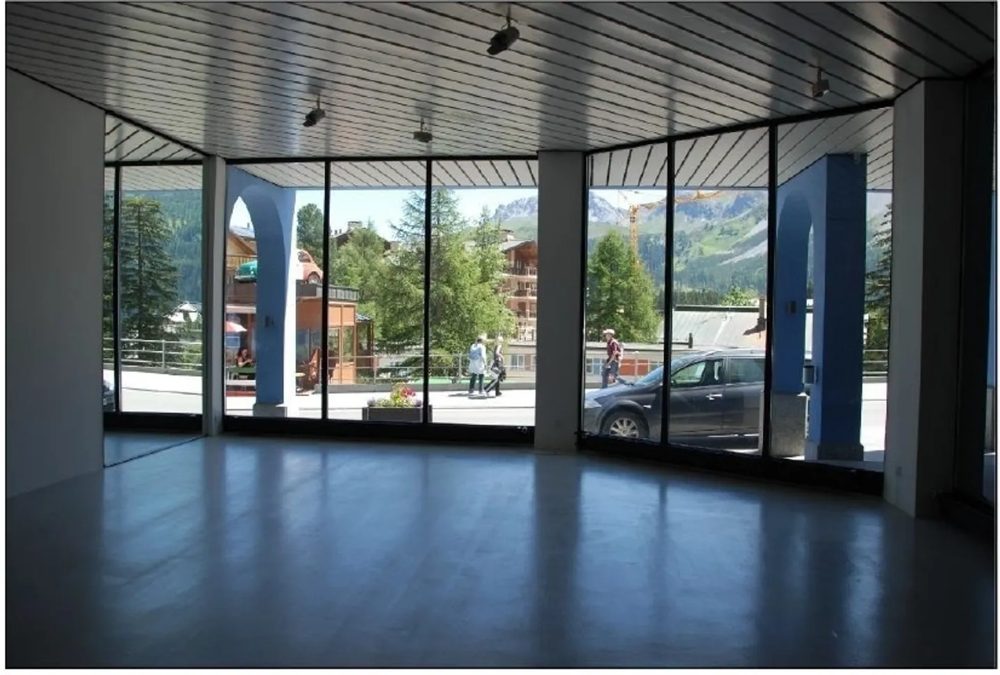 Spazio commerciale nel centro di Obersee con oltre 8m di vetrina ad Arosa - Foto 2 di 8