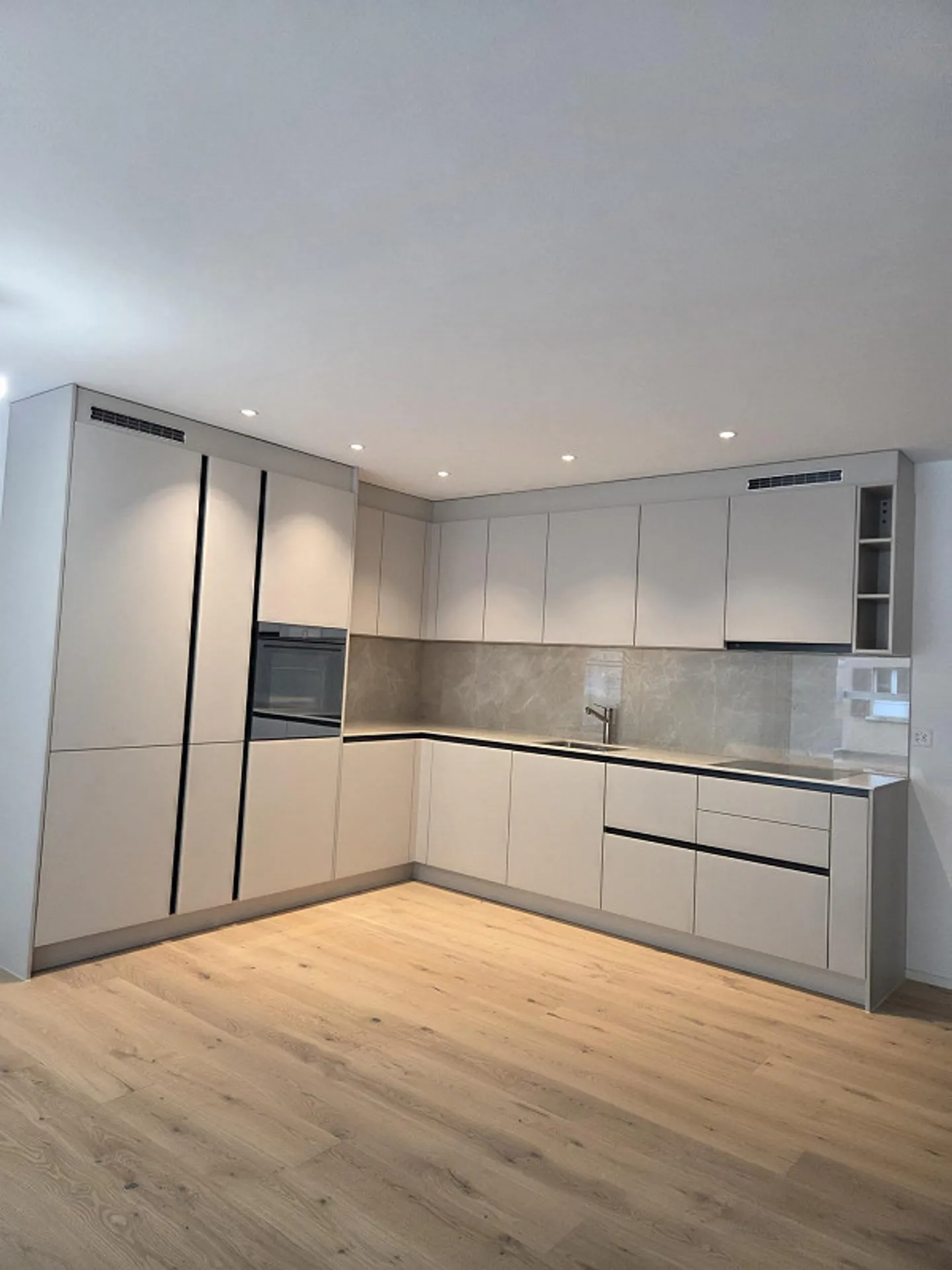 Appartement moderne de 3,5 pièces dans un emplacement calme - Photo 3 sur 12
