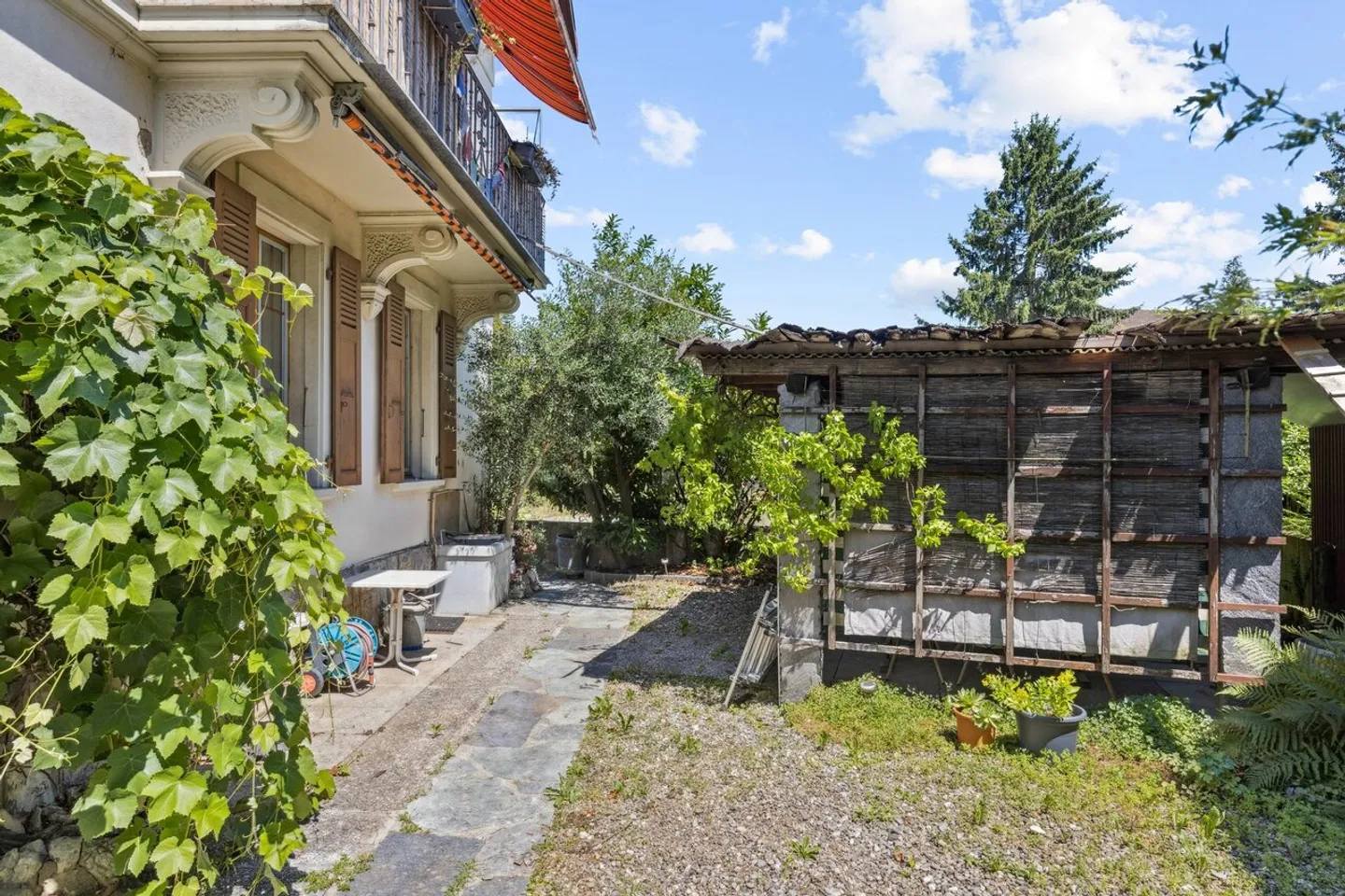 8-Zimmer-Haus in der Nähe des Bahnhofs und des Zentrums - Foto 3 von 14