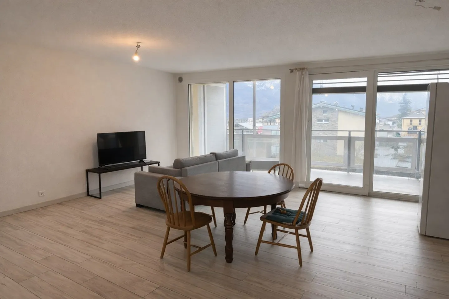 Apartment with 3.5 Rooms - Photo 2 of 11