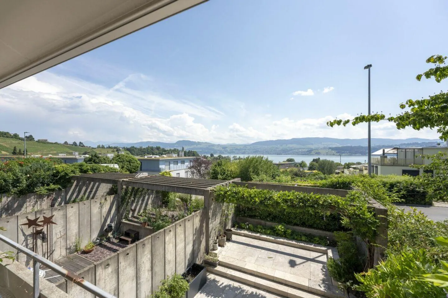 Casa a schiera angolare 4.5 camere con vista lago non ostacolata - Foto 1 di 10