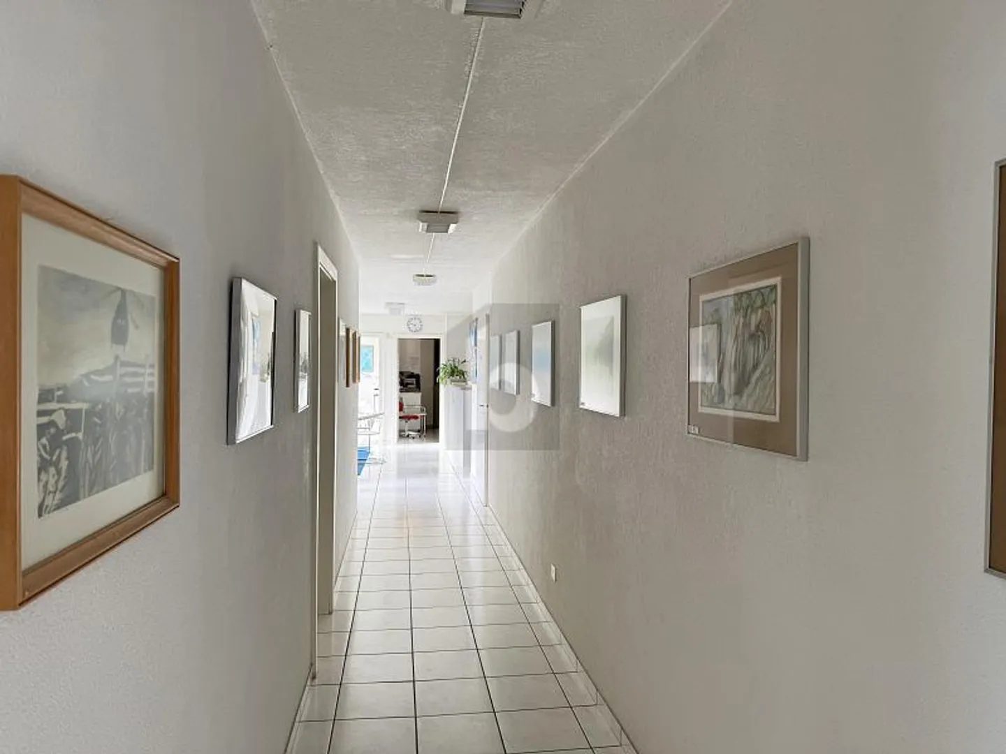 GERÄUMIGES MEDIZINISCHES BÜRO! - Foto 2 von 6