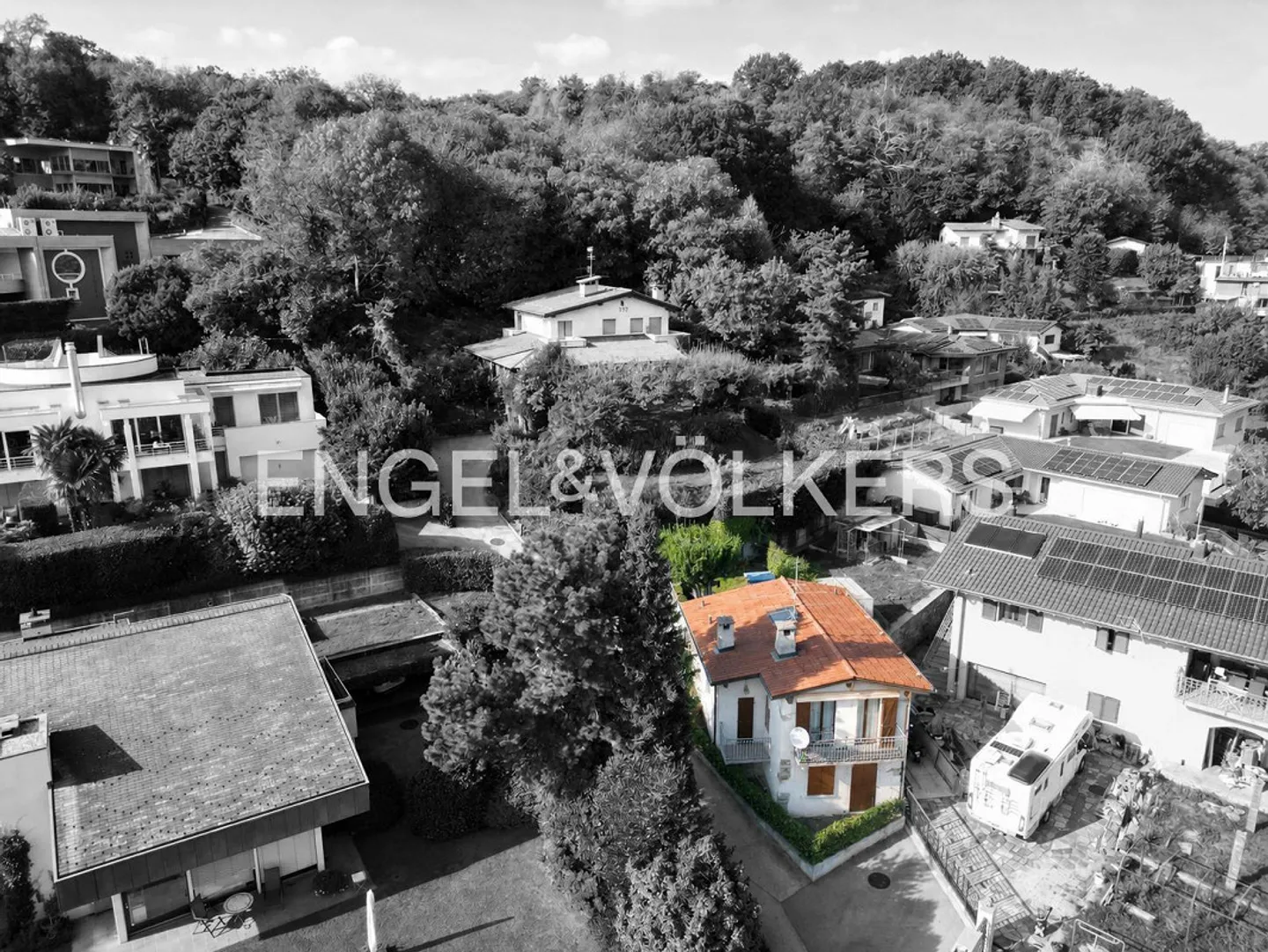 Charming House in a Residential Area - Photo 2 of 12
