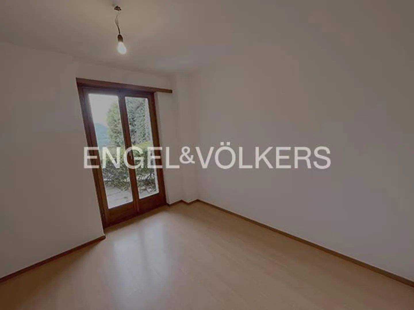 Charming House in a Residential Area - Photo 9 of 12