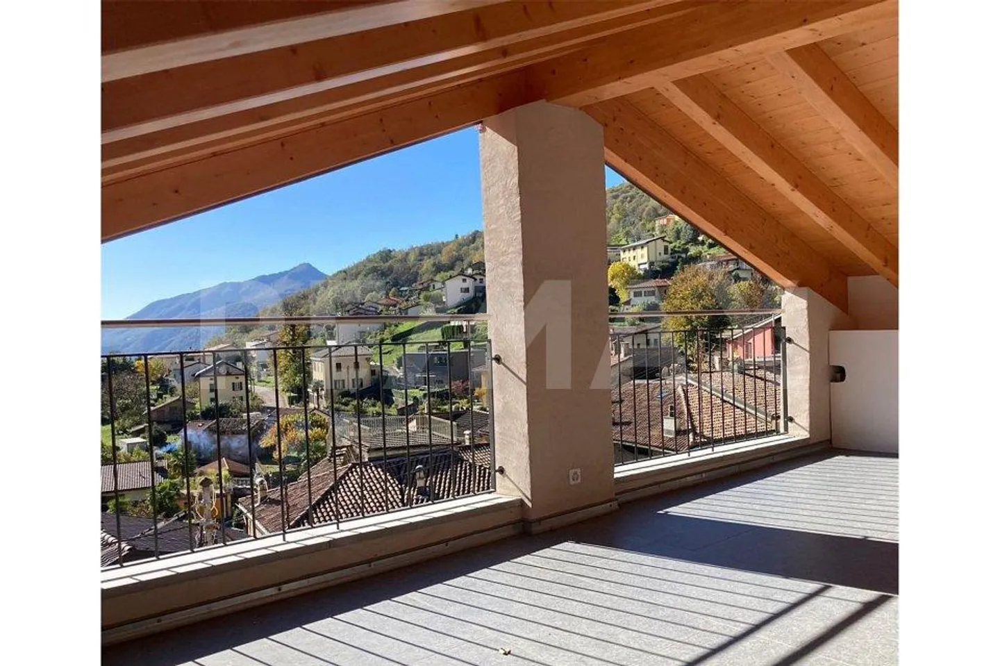 Casa ticinese affascinante: ristrutturata, grande terrazza, vista fino al M. Generoso - Foto 1 di 11