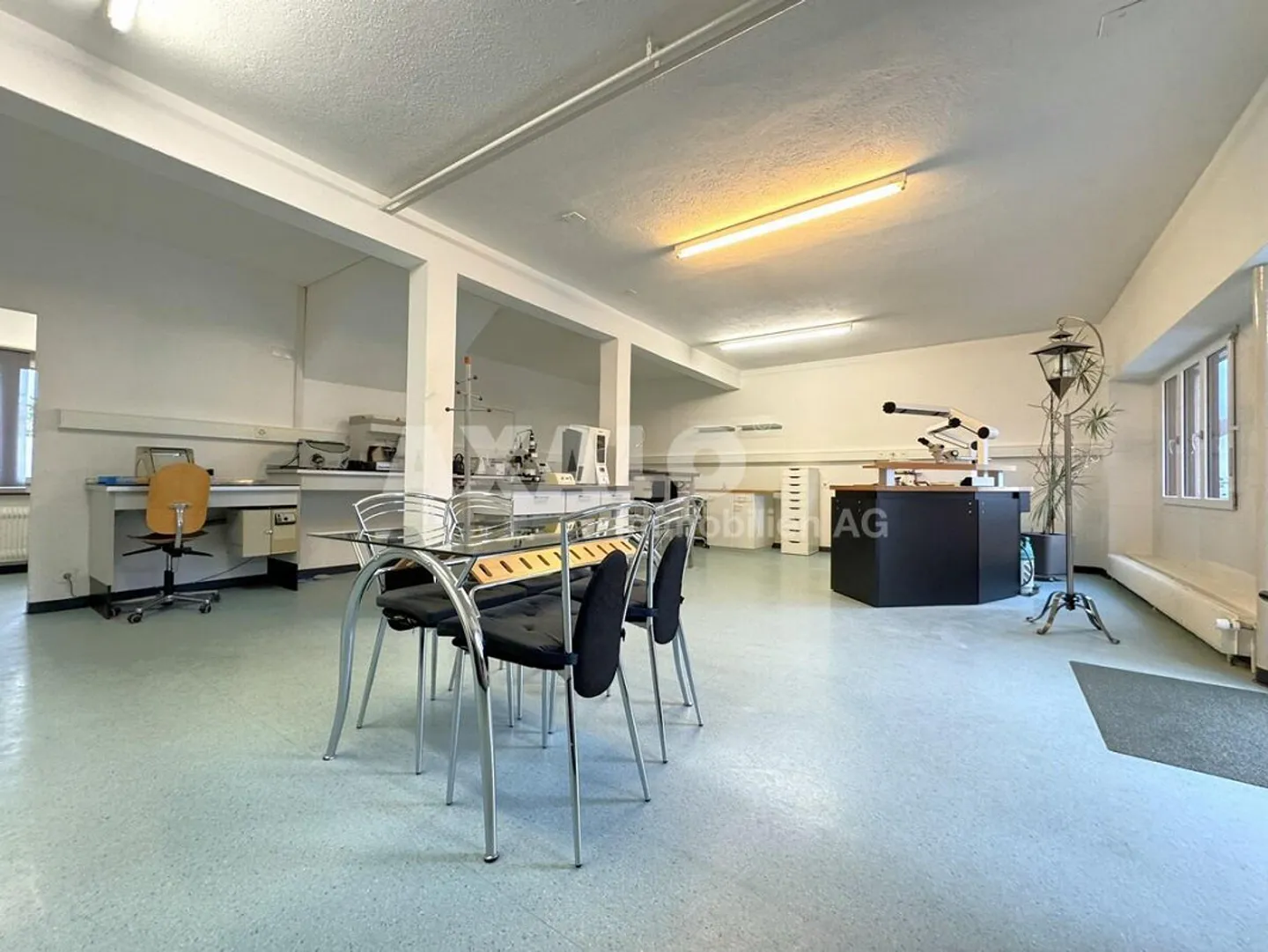 Espace commercial au rez-de-chaussée pour diverses possibilités d'utilisation... - Photo 2 sur 10