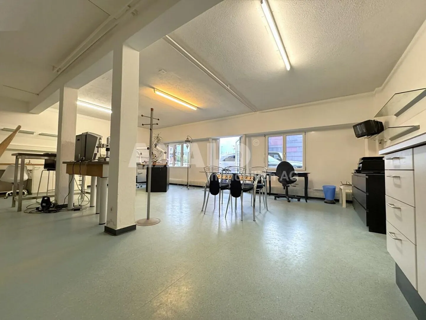 Espace commercial au rez-de-chaussée pour diverses possibilités d'utilisation... - Photo 3 sur 10