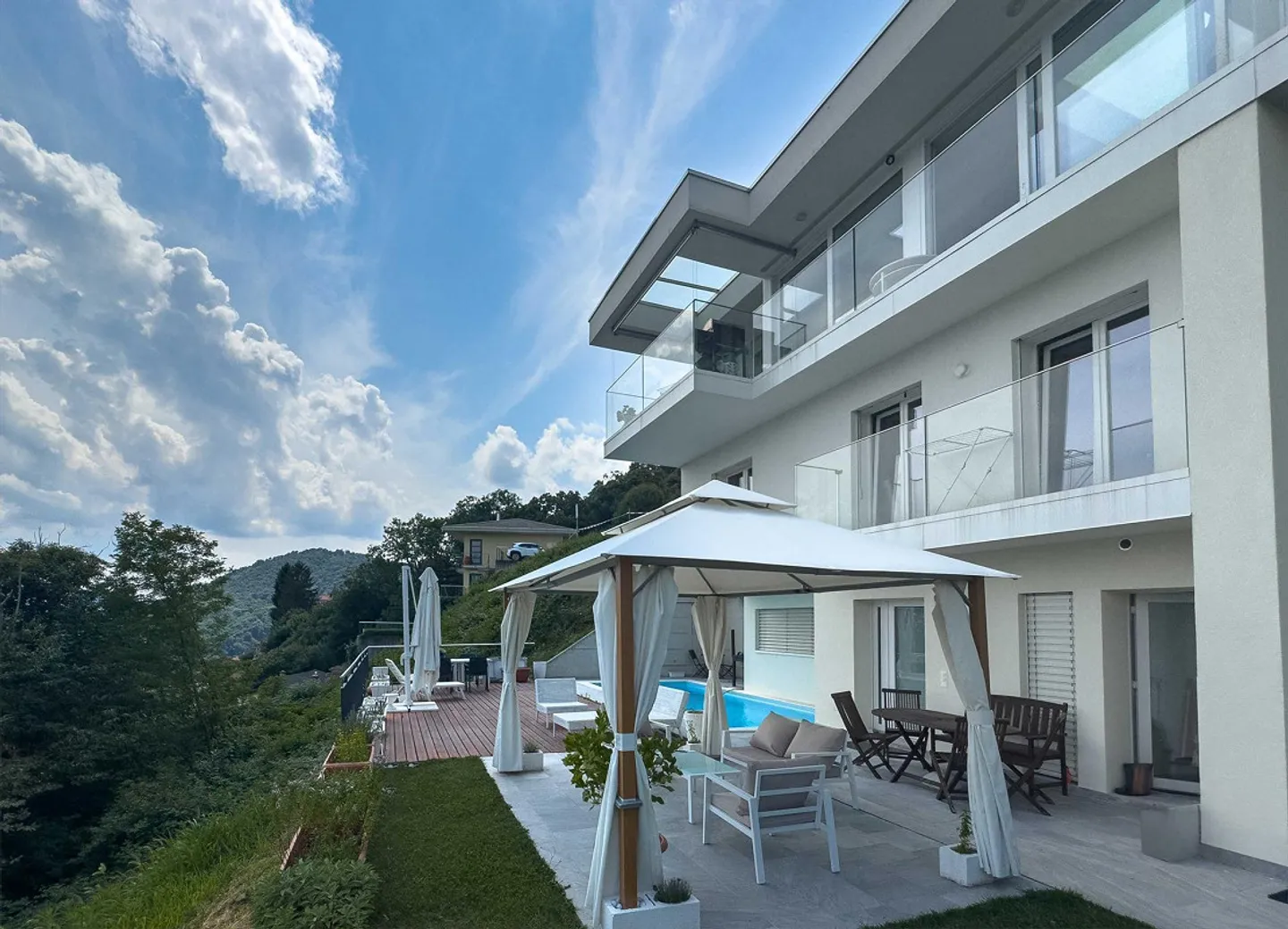 Villa prestigiosa con vista sul lago e piscina a Cademario - Foto 4 di 16