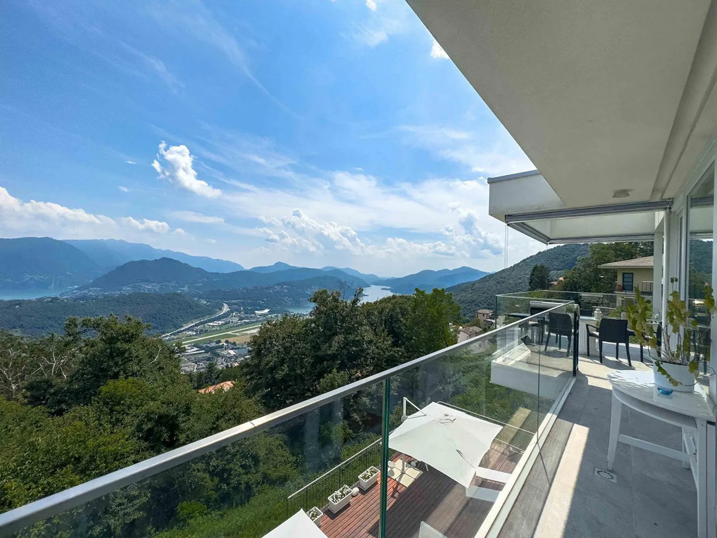 Villa prestigiosa con vista sul lago e piscina a Cademario - Foto 9 di 16