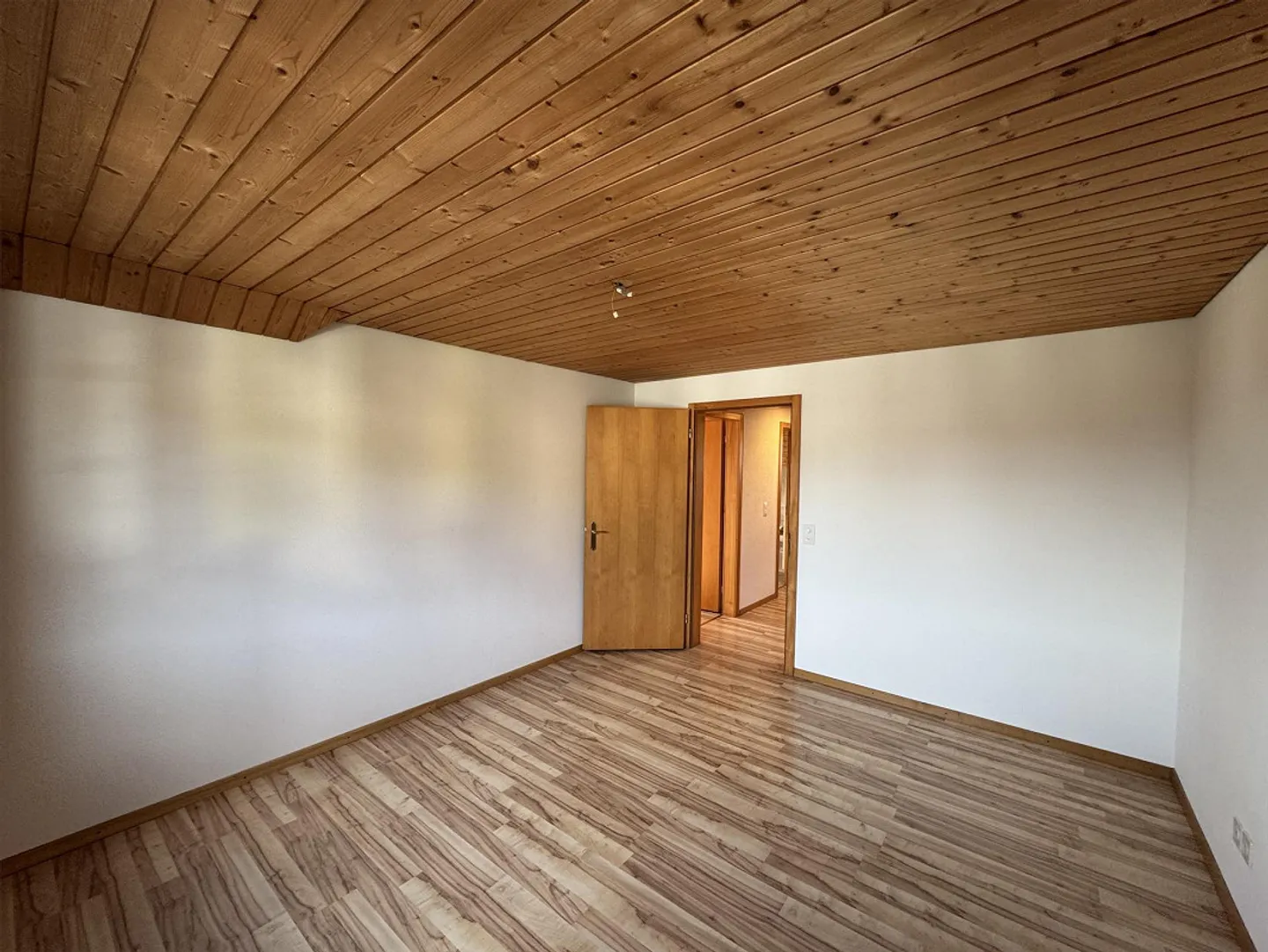 Grand appartement de 3,5 pièces avec garage et place de parking à louer - Photo 14 sur 23