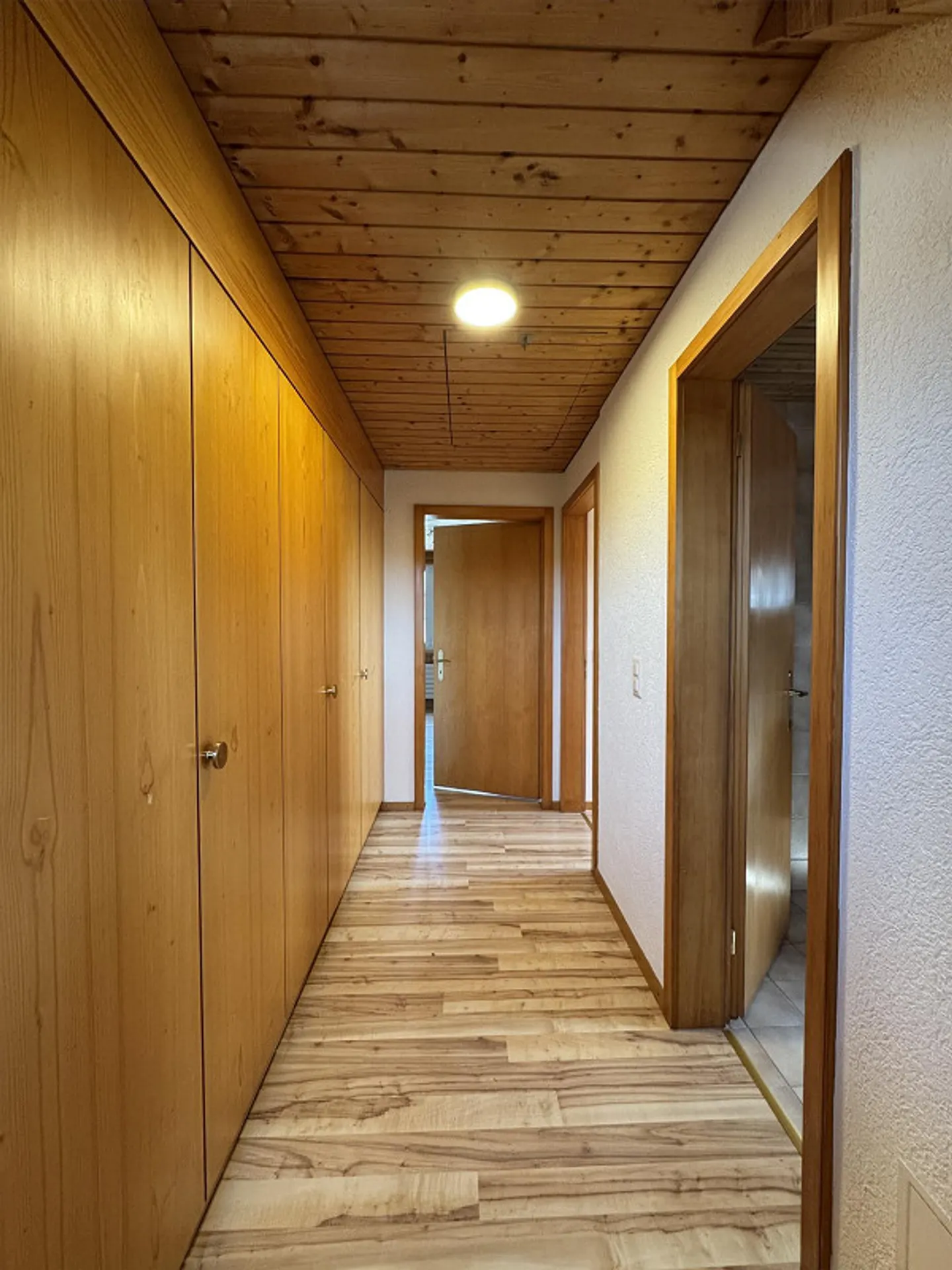 Grand appartement de 3,5 pièces avec garage et place de parking à louer - Photo 12 sur 23