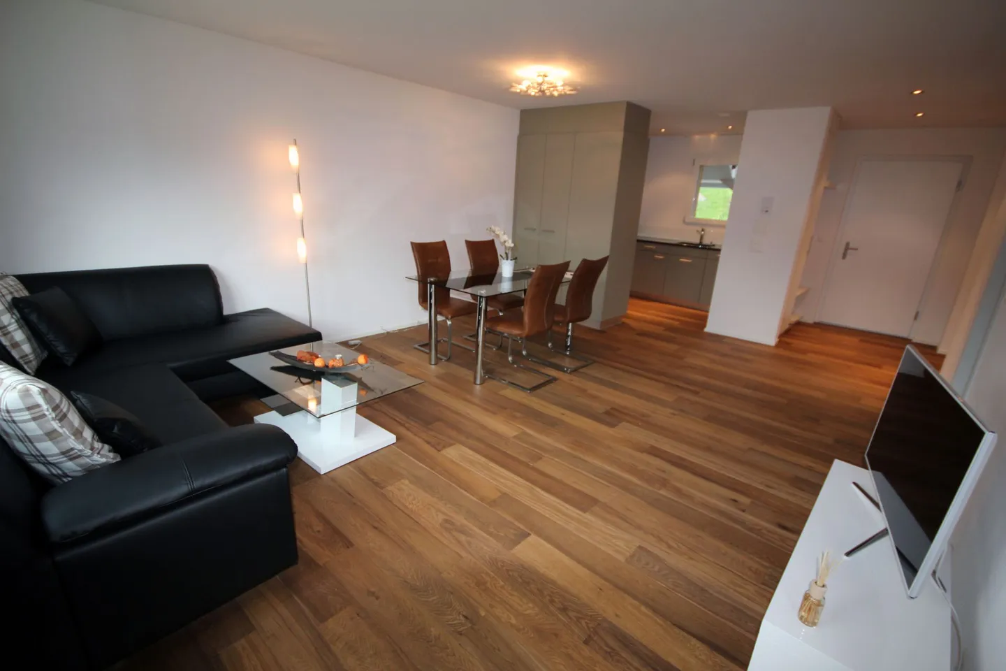 Charming, bright 3-room apartment in a central location! - Photo 2 of 8
