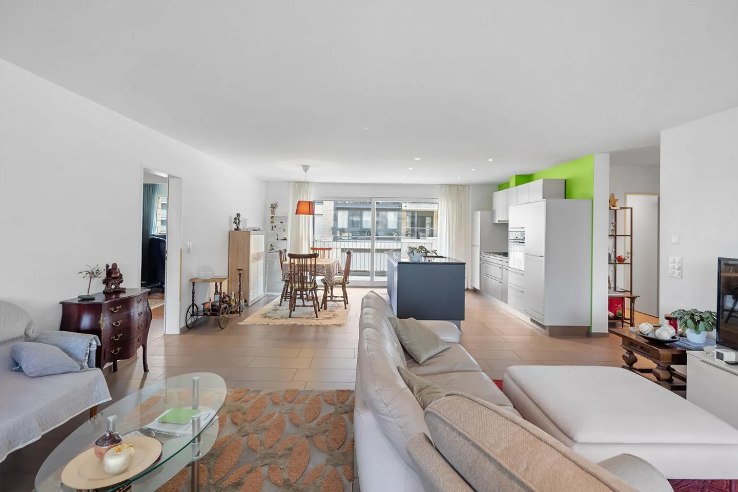 Modern 4½-Room Apartment - Photo 1 of 12