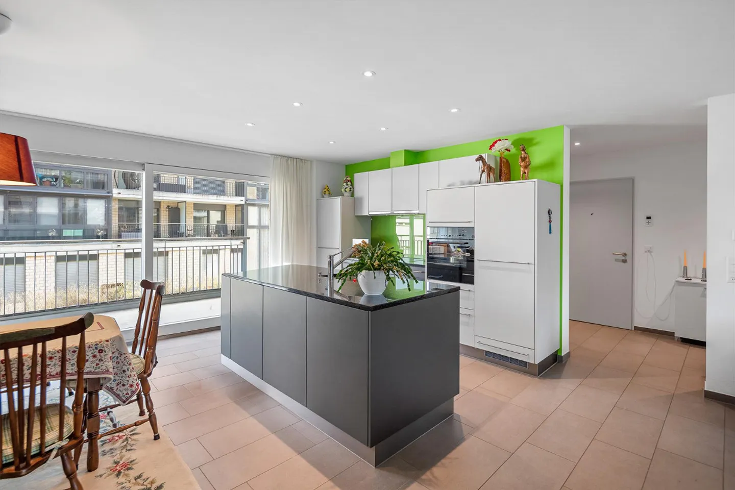 Modern 4½-Room Apartment - Photo 2 of 12