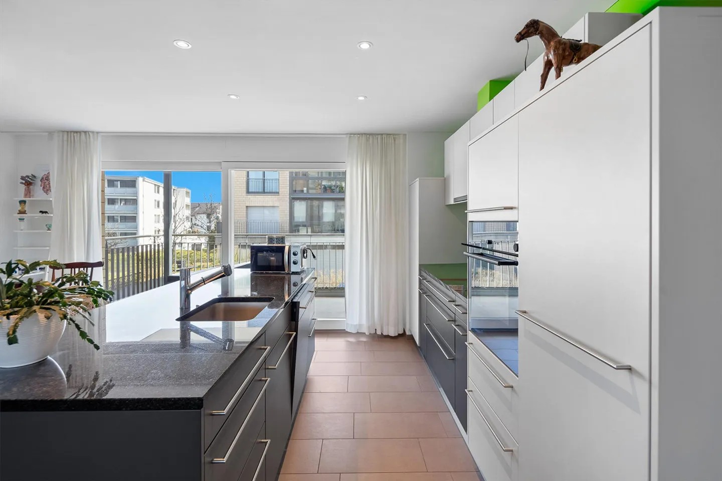 Modern 4½-Room Apartment - Photo 3 of 12