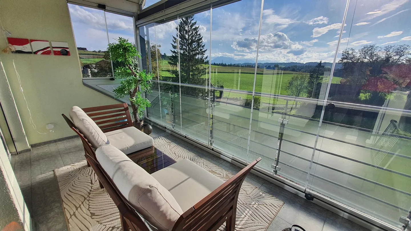Appartement mansardé de 4,5 pièces avec balcon d'hiver, climatisation et vue à Hünenberg - Photo 1 sur 13