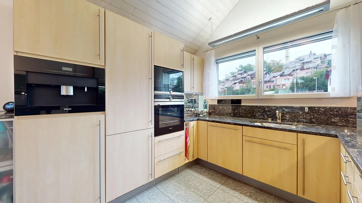 Appartement mansardé de 4,5 pièces avec balcon d'hiver, climatisation et vue à Hünenberg - Photo 7 sur 13