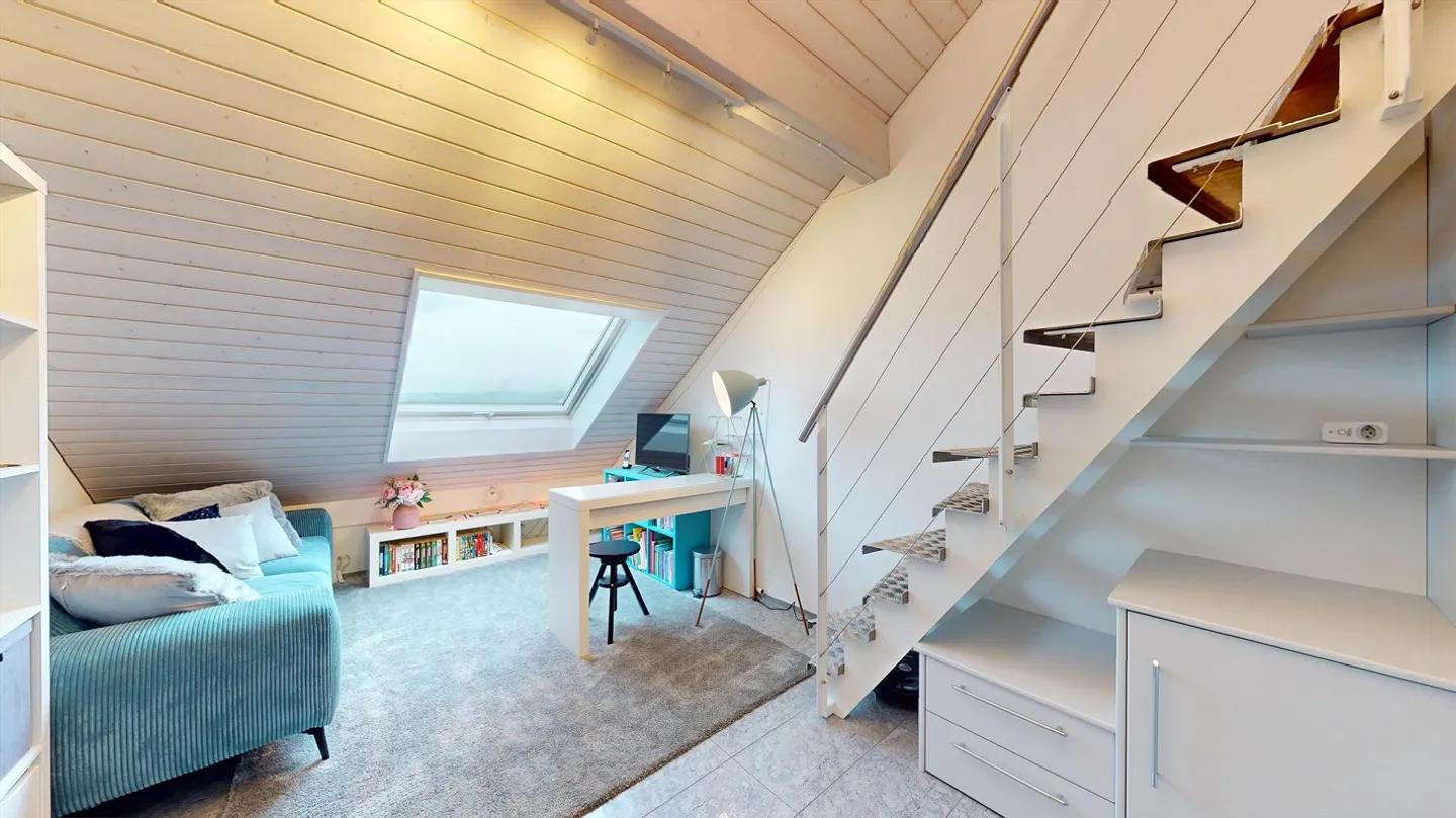Appartement mansardé de 4,5 pièces avec balcon d'hiver, climatisation et vue à Hünenberg - Photo 8 sur 13