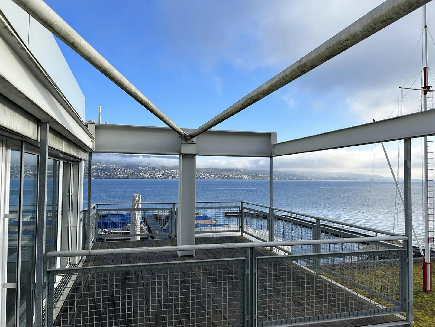 Travaillez directement au bord du lac ! - Photo 1 sur 13