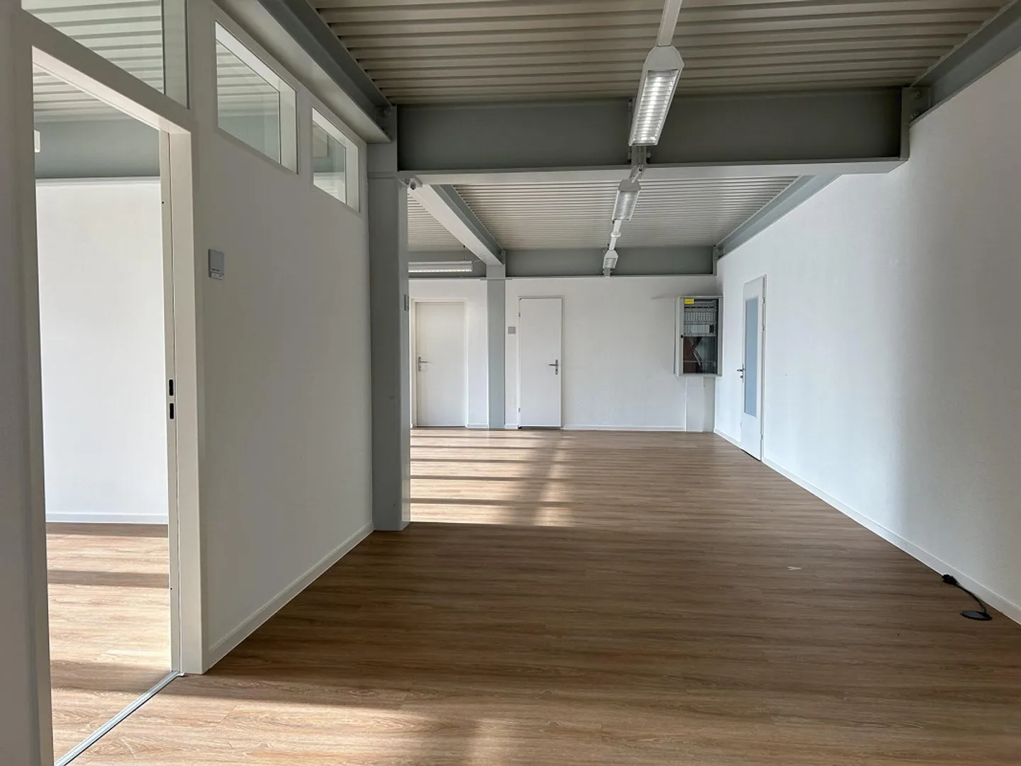 Travaillez directement au bord du lac ! - Photo 2 sur 13