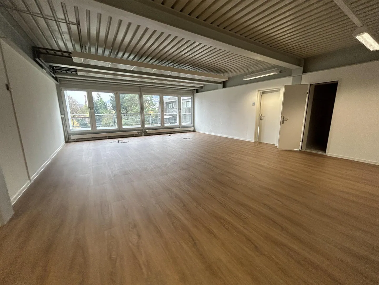 Travaillez directement au bord du lac ! - Photo 3 sur 13