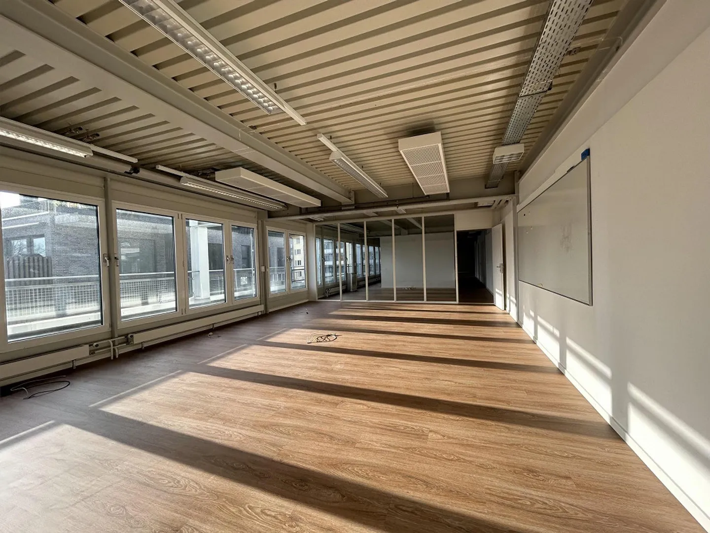 Travaillez directement au bord du lac ! - Photo 4 sur 13