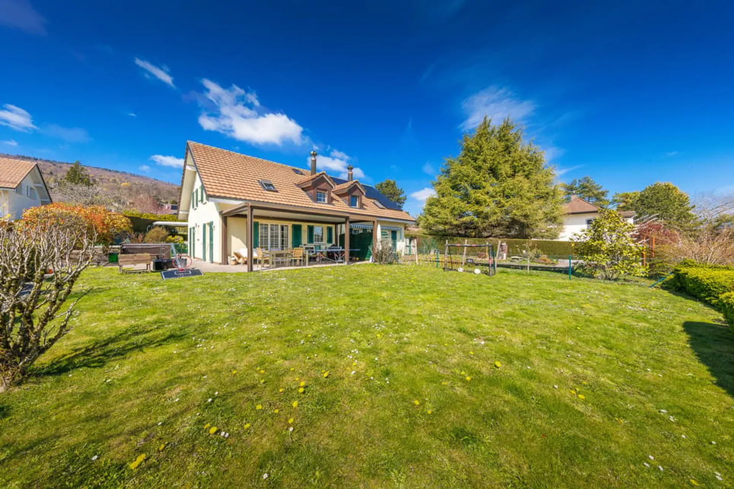 Maison Familiale avec Vue Panoramique - Photo 2 sur 12