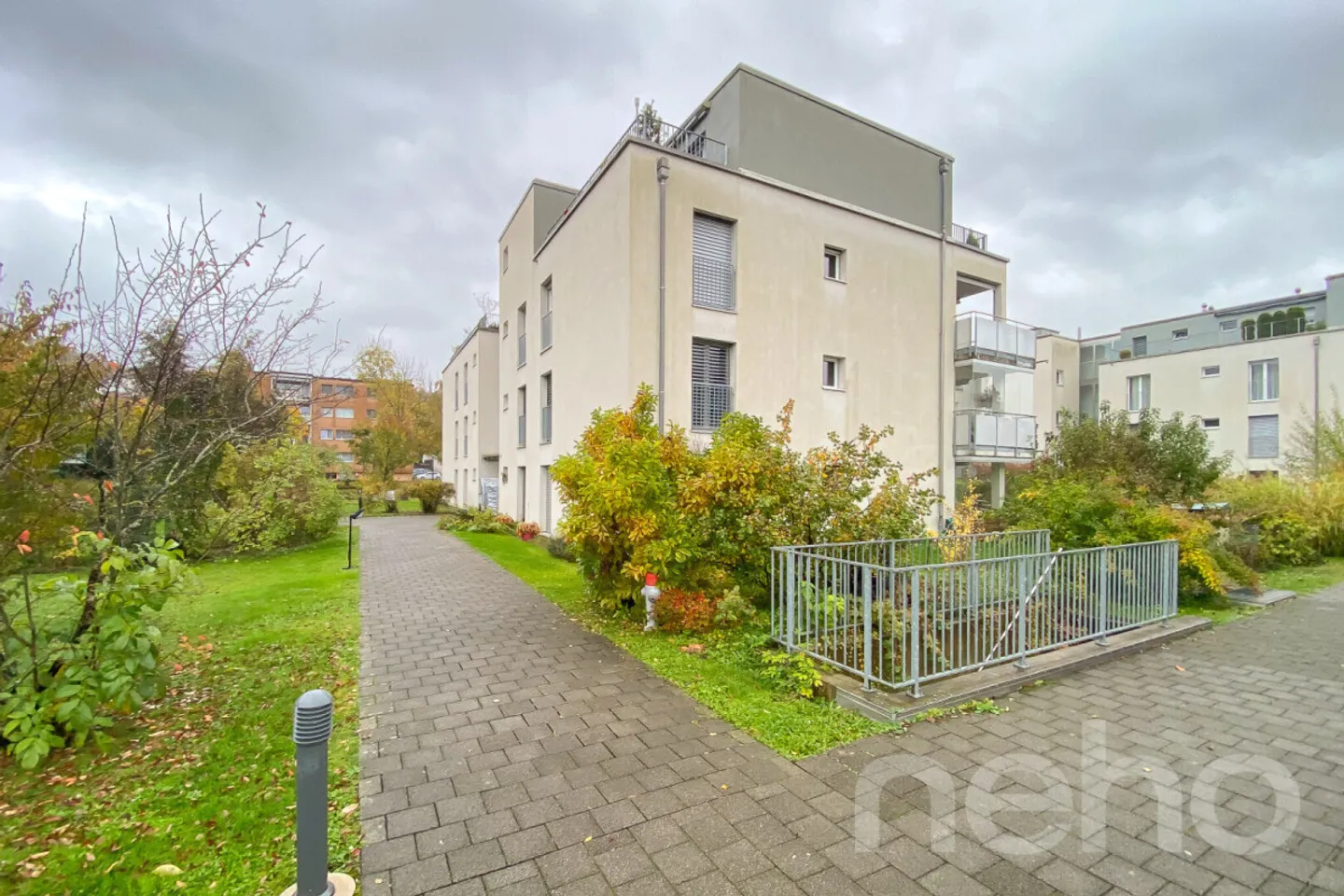 Appartement avec terrasse sud et potentiel de rénovation - Photo 2 sur 12