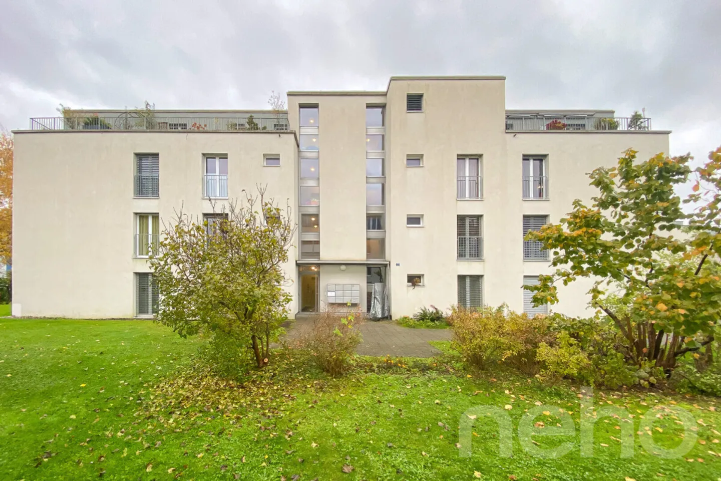 Appartement avec terrasse sud et potentiel de rénovation - Photo 3 sur 12