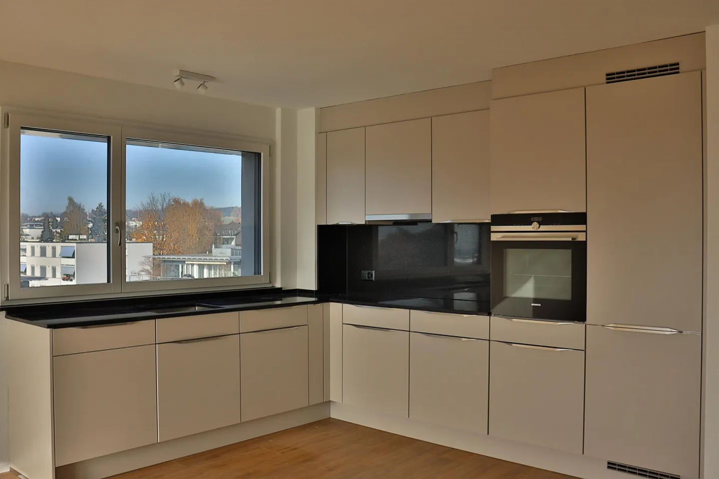 Emménager et se sentir chez soi : appartement de 3,5 pièces avec tour de lavage et cuisine haut de gamme - Photo 2 sur 6