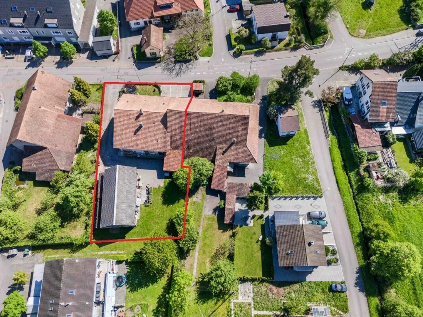 Ex fattoria con due appartamenti, sezione di edificio di servizio e riserva di terreno - Foto 3 di 18