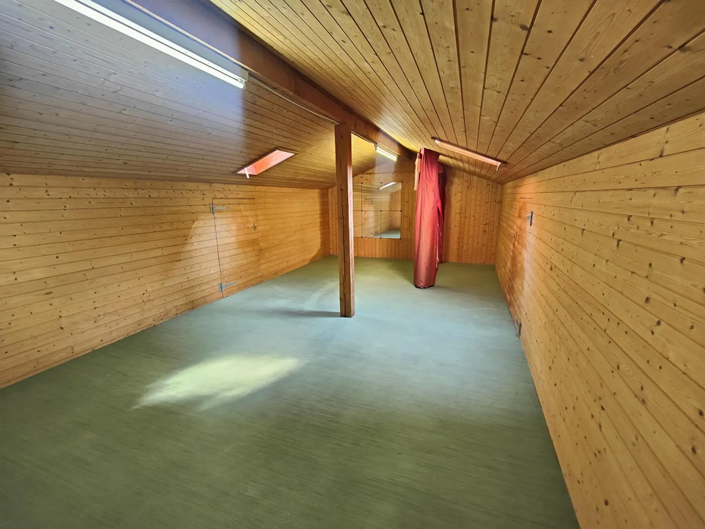 Atelier aménagé dans le grenier (pour les loisirs) - Photo 1 sur 1