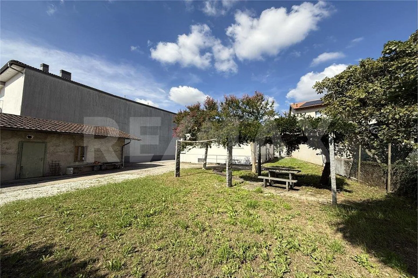 Haus zur Renovierung mit bebaubarem Grundstück in Genestrerio (Mendrisio) - Foto 2 von 12