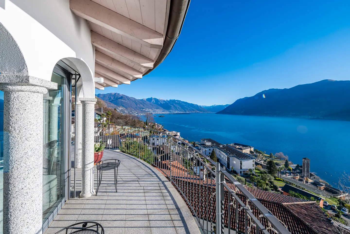 Villa di Lusso con Vista Lago - Foto 3 di 14