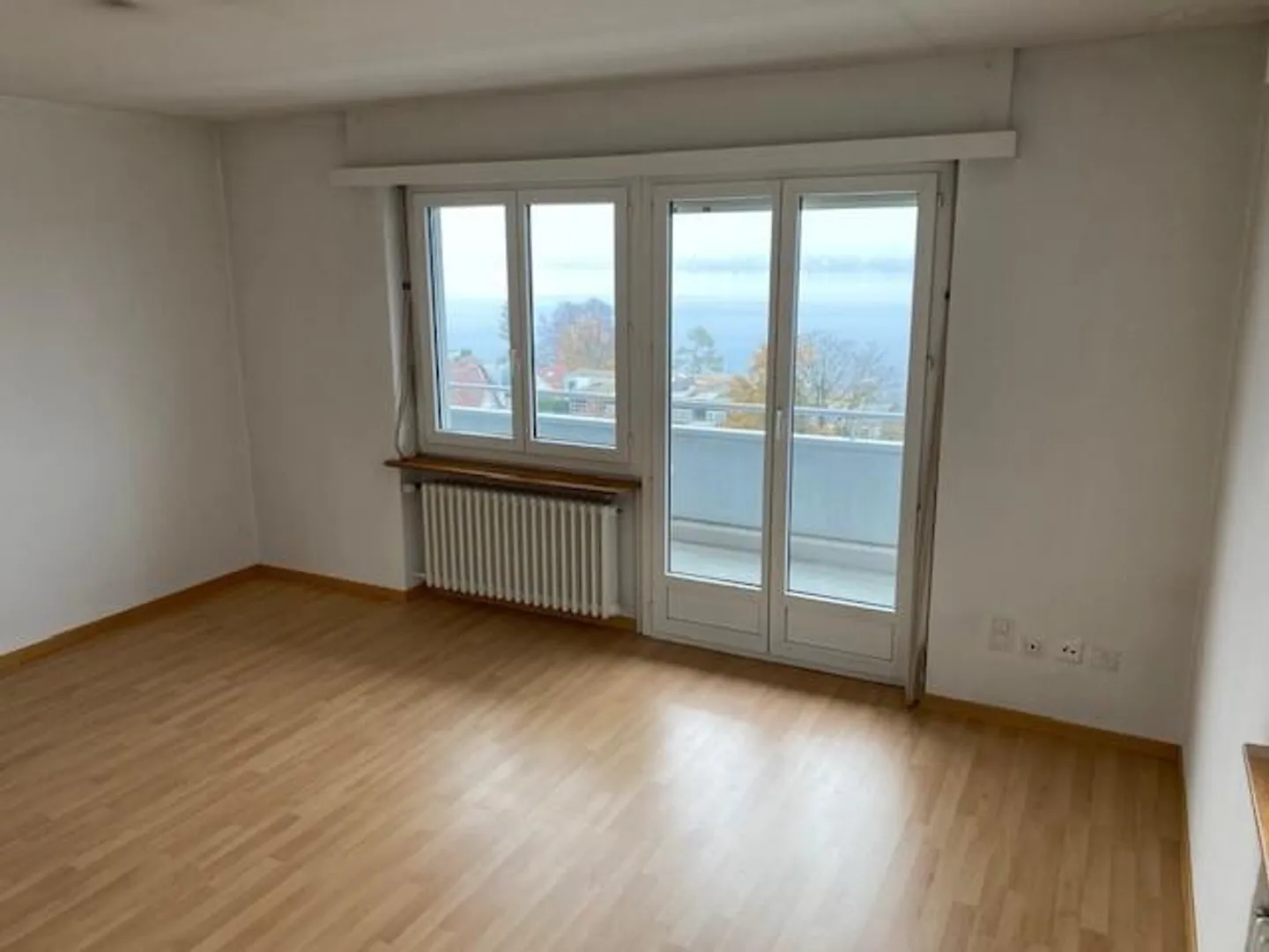 4-room apartment with lake view, directly at the train station - Photo 10 of 11