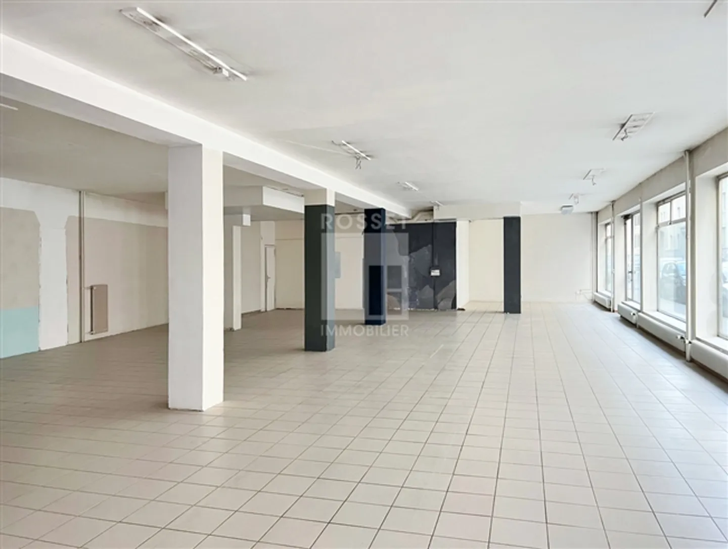 Passage d'environ 388 m², dont 179 m² au sous-sol - Photo 1 sur 5