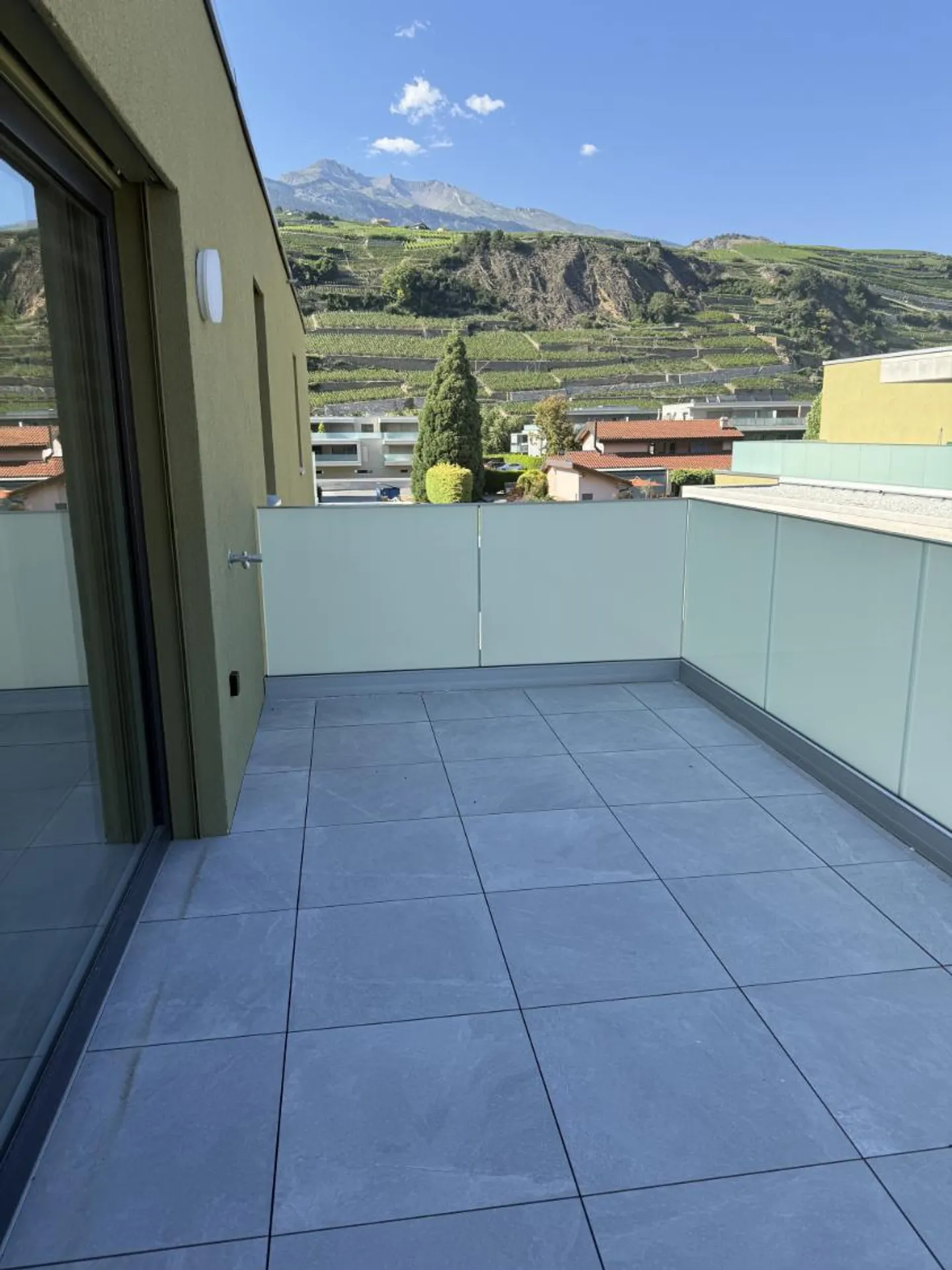 Charmant Appartement en Attique à Uvrier - Photo 2 sur 9