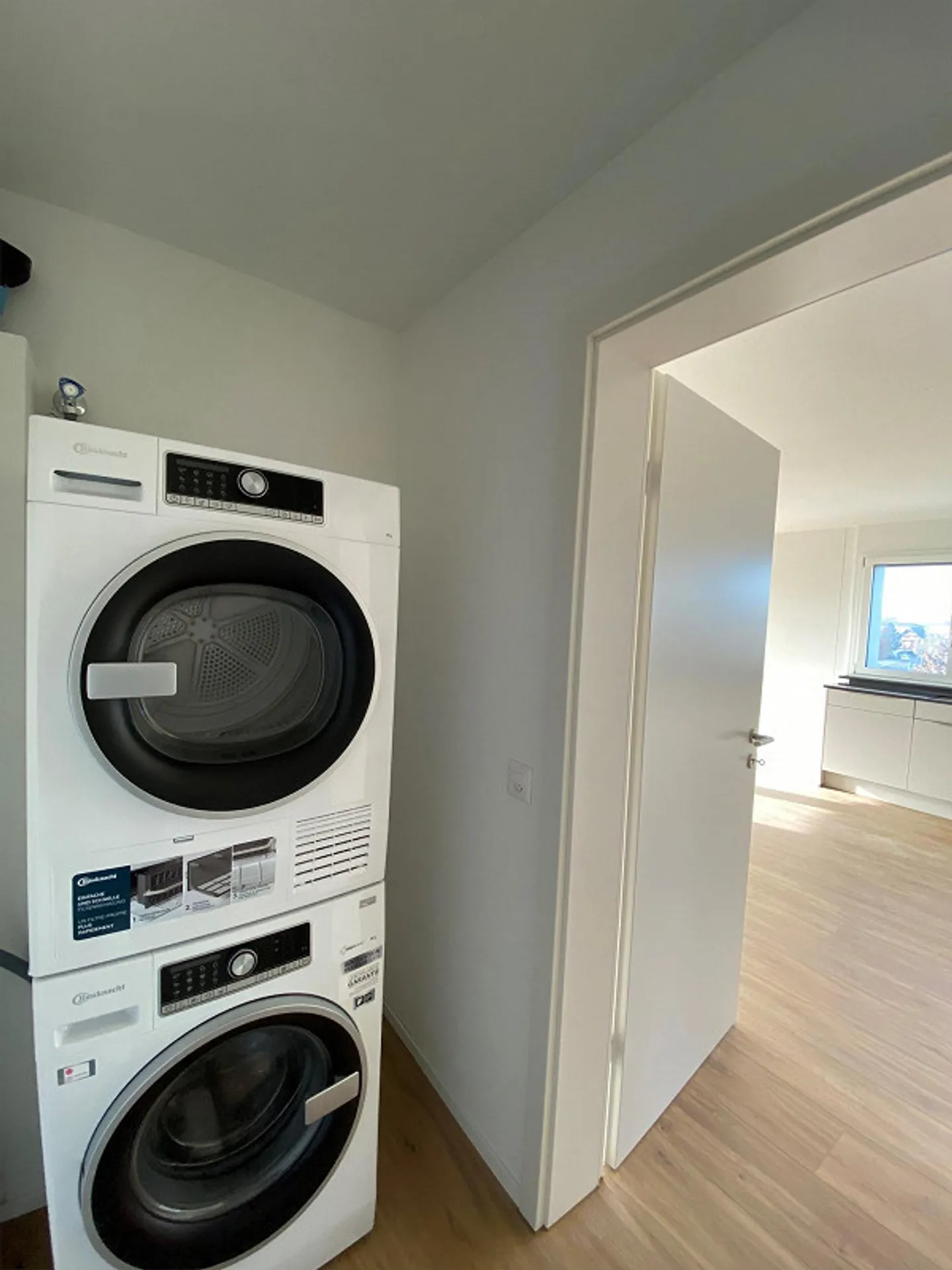 Emménager et se sentir chez soi : appartement de 3,5 pièces avec tour de lavage et cuisine haut de gamme - Photo 6 sur 6