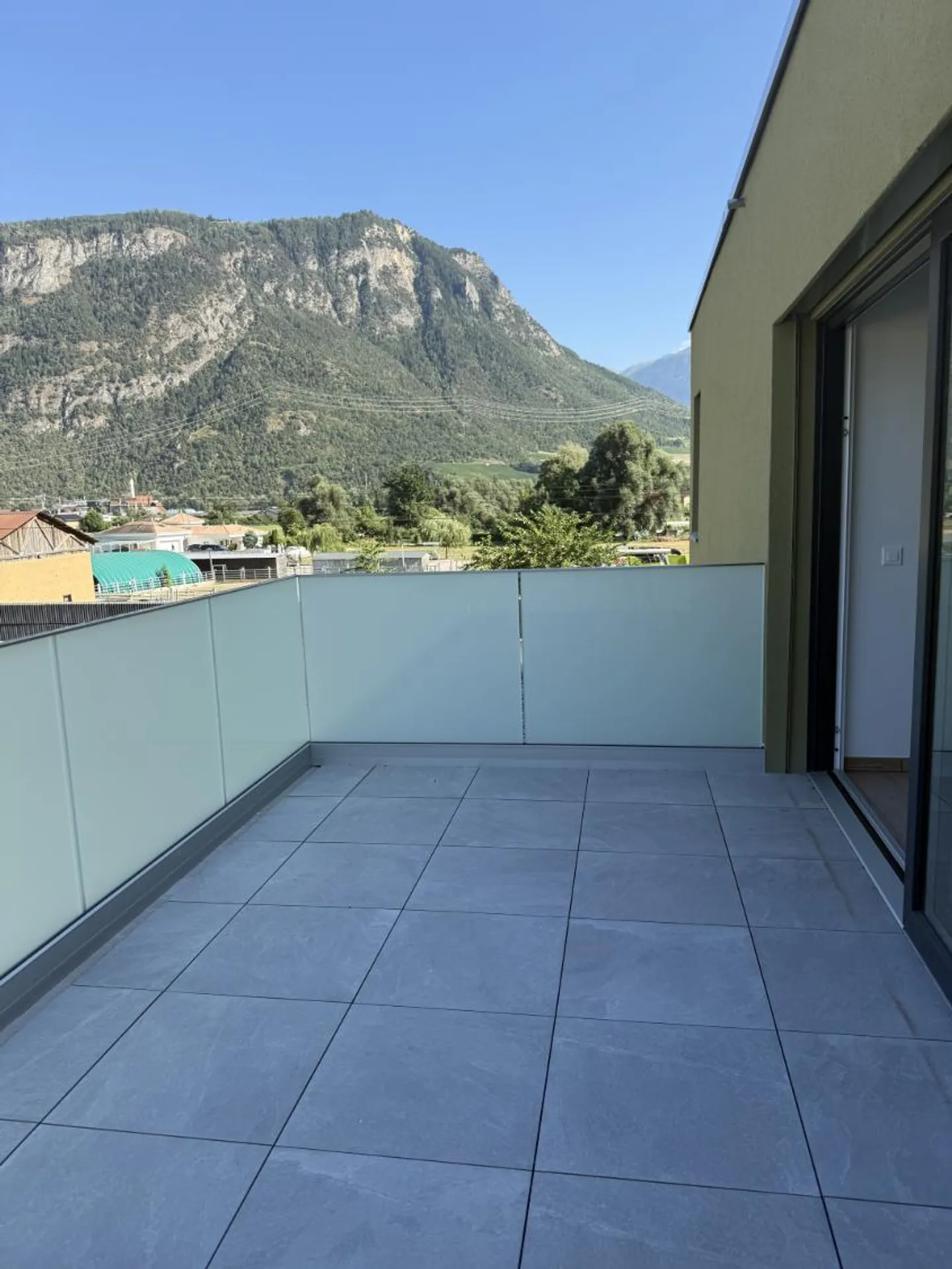 Charmant Appartement en Attique à Uvrier - Photo 3 sur 9
