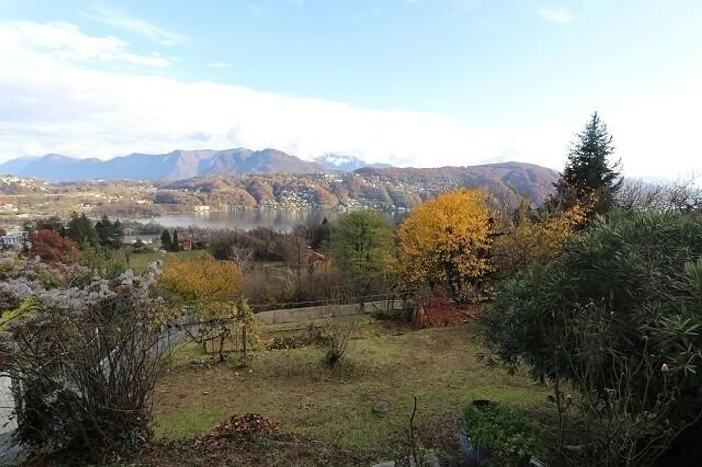 Sonniges Grundstück mit Seeblick - Foto 1 von 8