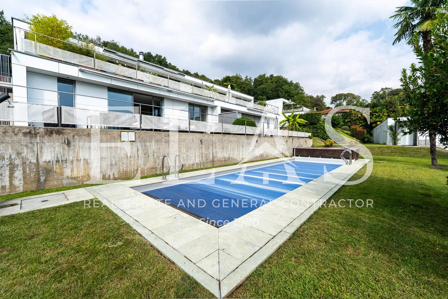 Elegant 2.5-room apartment with private garden and communal pool - Photo 1 of 12