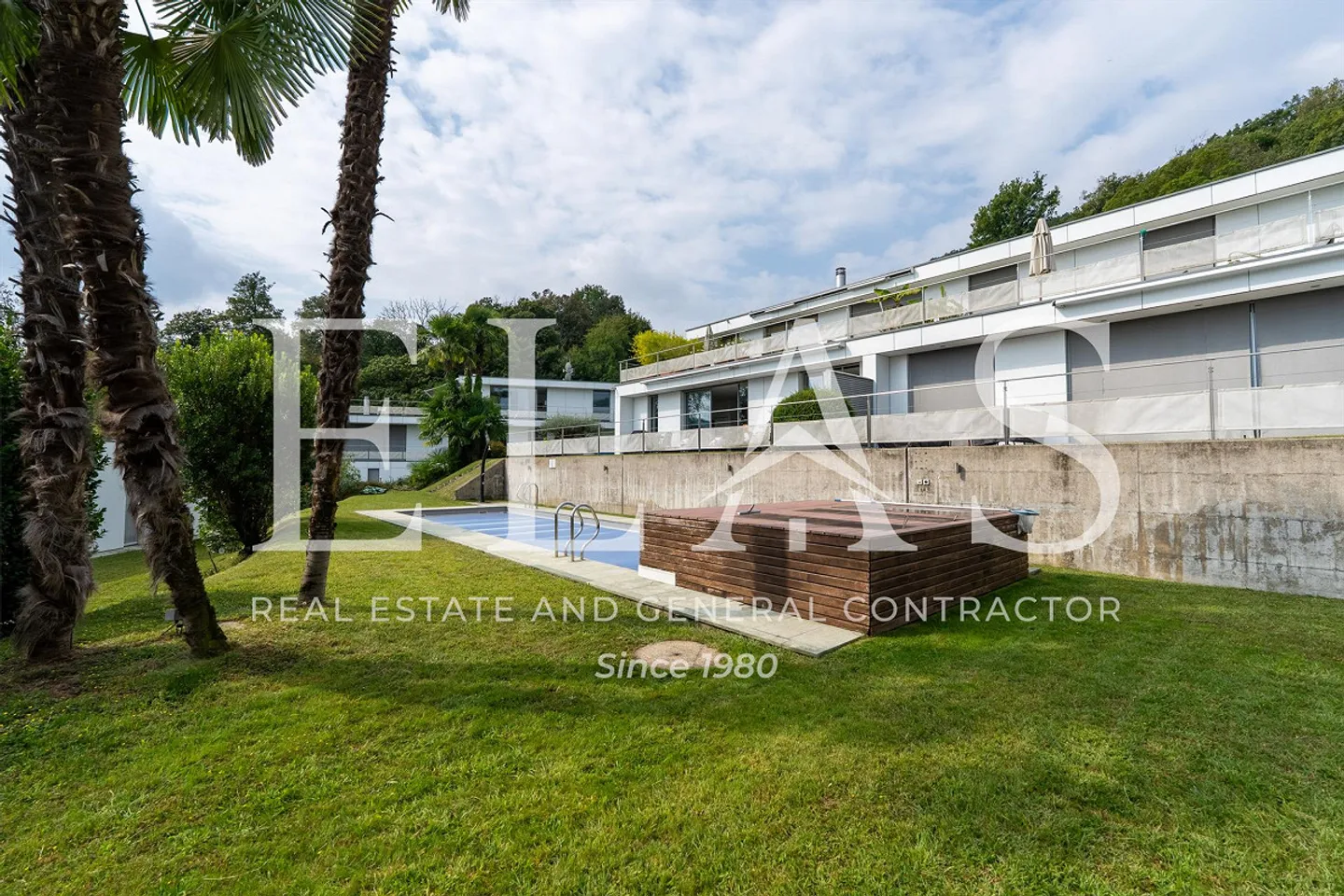 Elegant 2.5-room apartment with private garden and communal pool - Photo 2 of 12