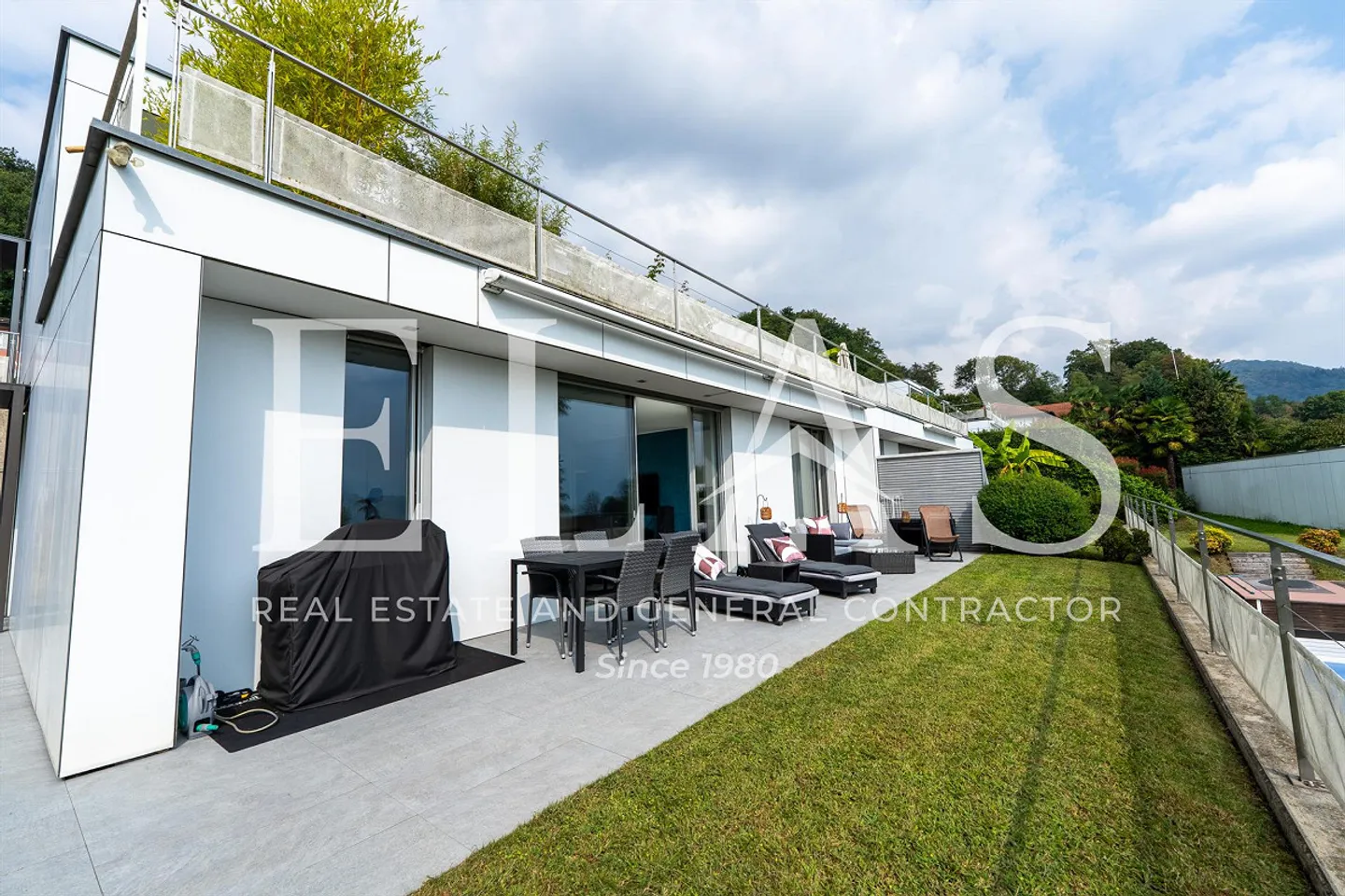 Elegant 2.5-room apartment with private garden and communal pool - Photo 3 of 12
