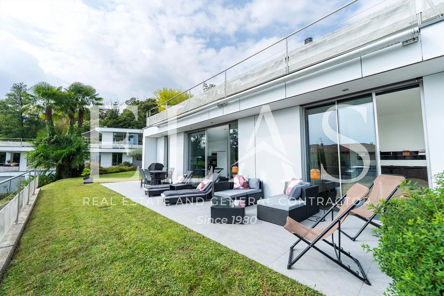 Elegant 2.5-room apartment with private garden and communal pool - Photo 4 of 12