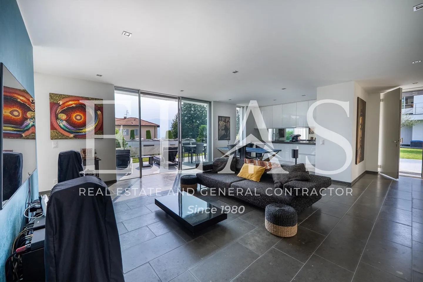 Elegant 2.5-room apartment with private garden and communal pool - Photo 5 of 12