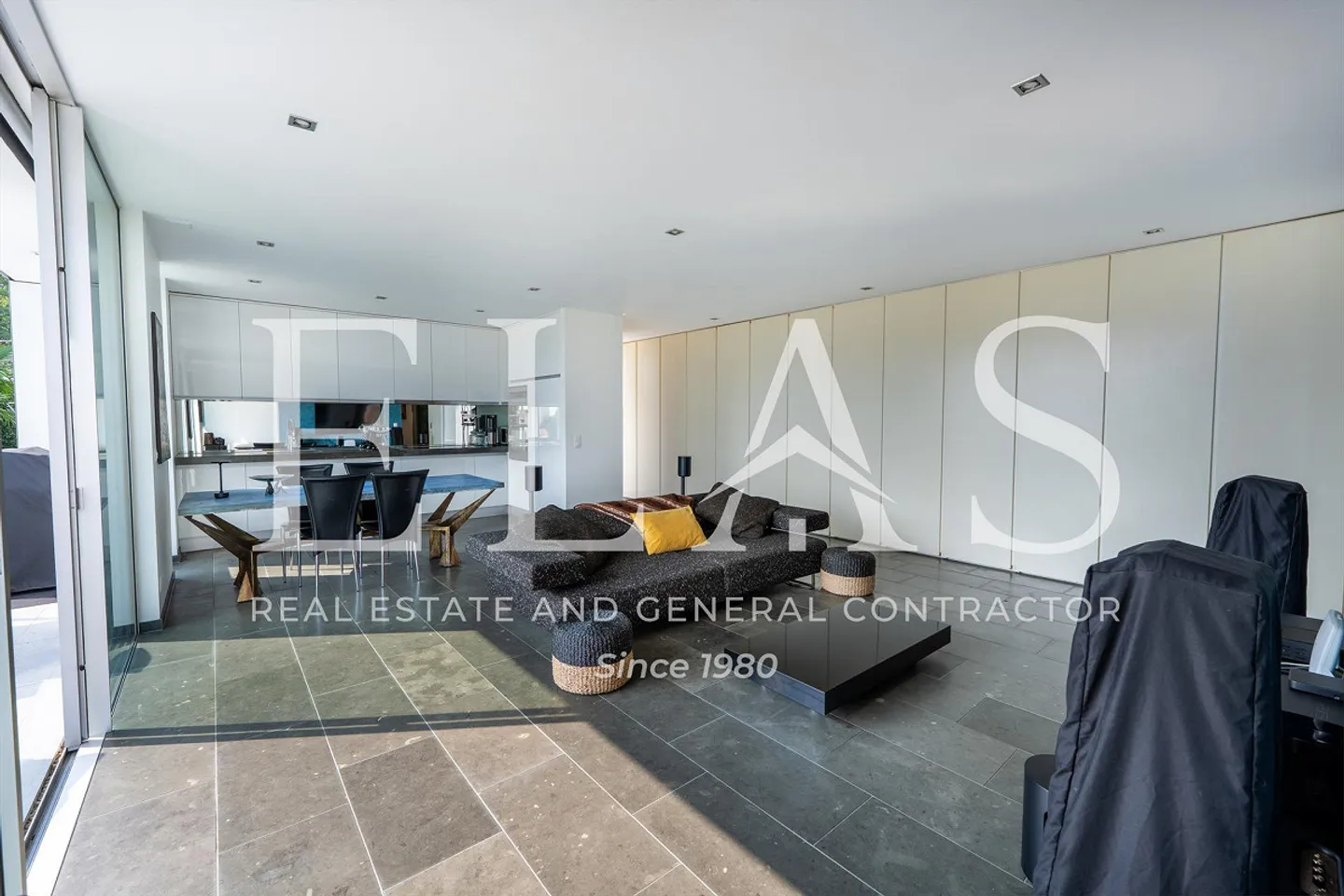 Elegant 2.5-room apartment with private garden and communal pool - Photo 6 of 12