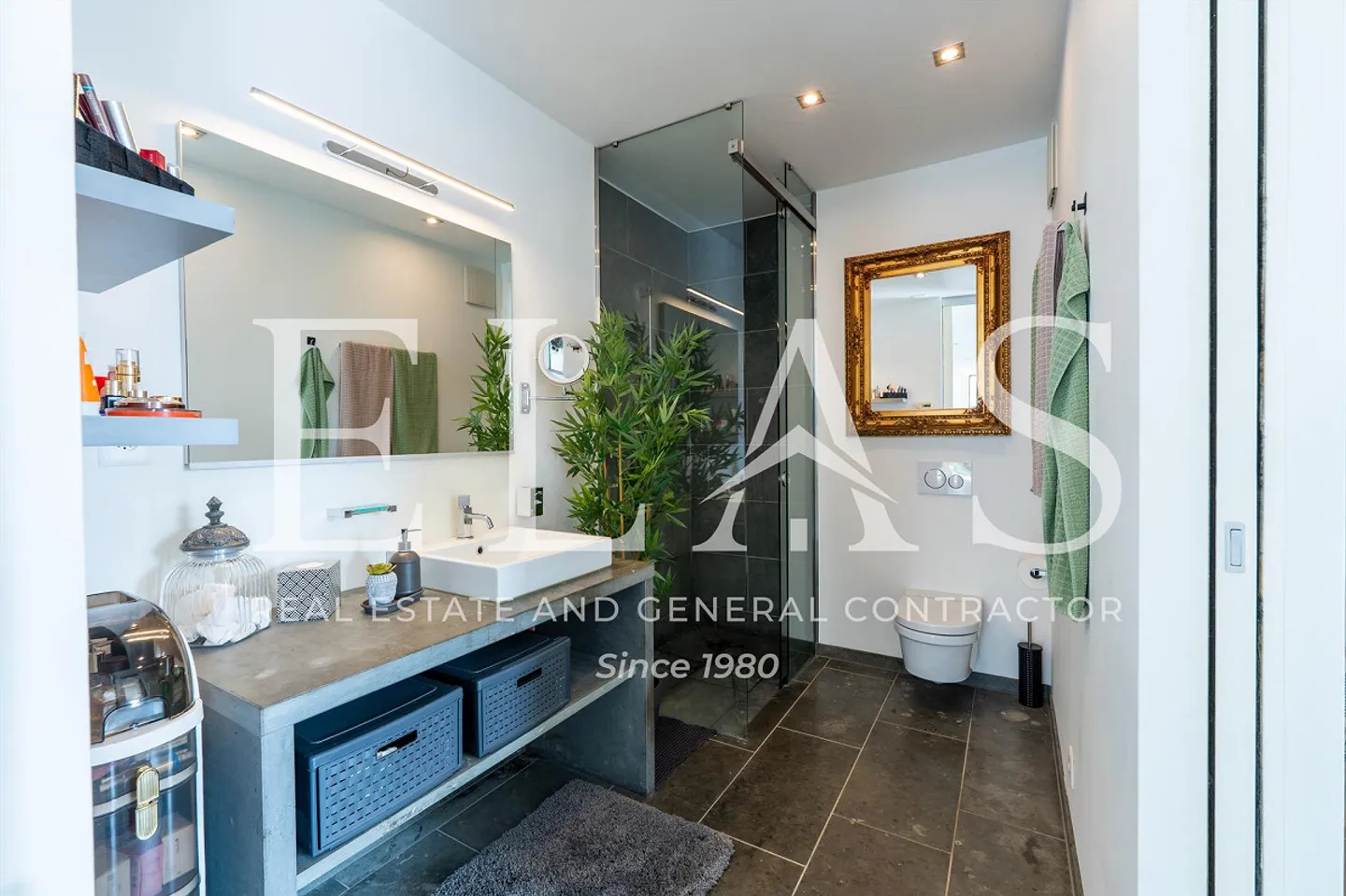 Elegant 2.5-room apartment with private garden and communal pool - Photo 7 of 12
